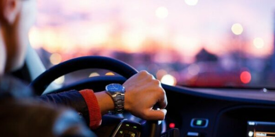 Normativa, tempi di guida e riposo: sospensione breve della patente in caso di violazione da parte dell’autista