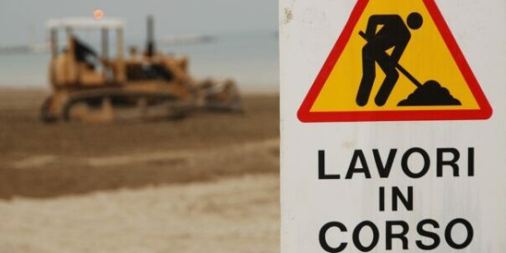 A12 Livorno-Pisa Centro. Chiusura area parcheggio e zona rifornimento mezzi pesanti Area di Servizio Castagnolo Est. Lavori potatura piante